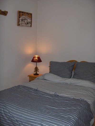 Location de vacances - Appartement à Samoëns - Chambre lumineuse avec lit 2 personnes