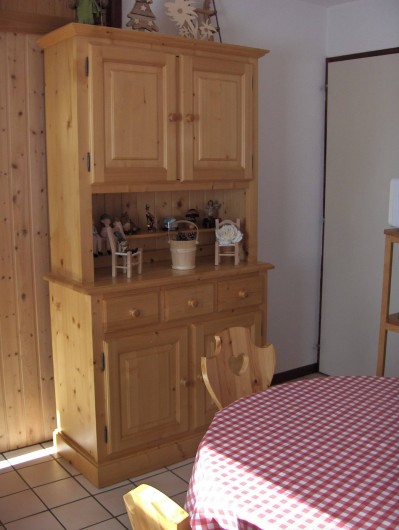 Location de vacances - Appartement à Samoëns - Vaisselier qui contient tout ce qu'il faut