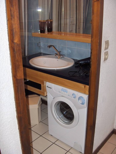 Location de vacances - Appartement à Samoëns - Salle de bain, sèche-cheveux, lave-linge