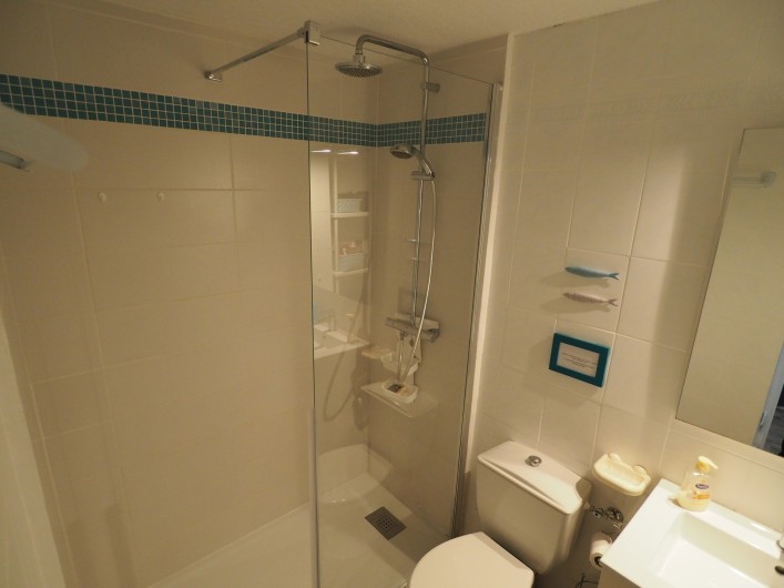 Location de vacances - Studio à Hyères - Grande douche