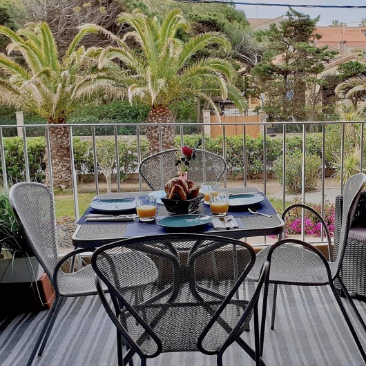 Location de vacances - Studio à Hyères - Petit déjeuner avec vue  sur les palmiers