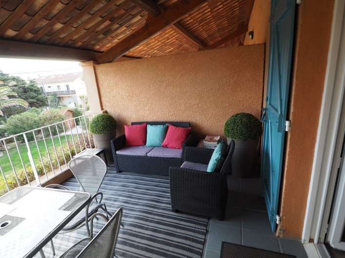 Location de vacances - Studio à Hyères - La grande terrasse, une vraie pièce supplémentaire