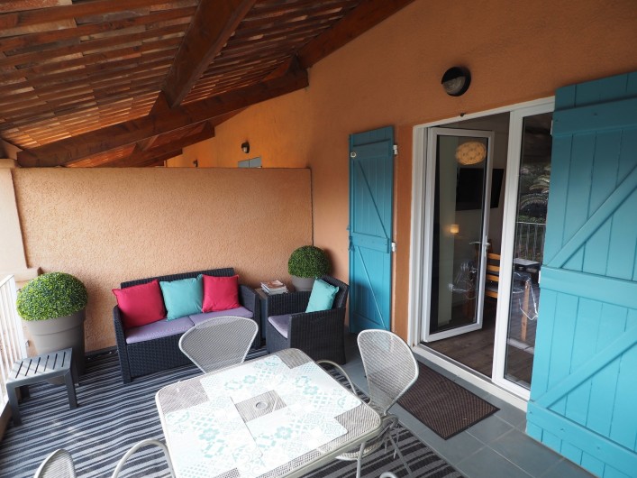 Location de vacances - Studio à Hyères - Terrasse confortable et on peut y déjeuner ou diner