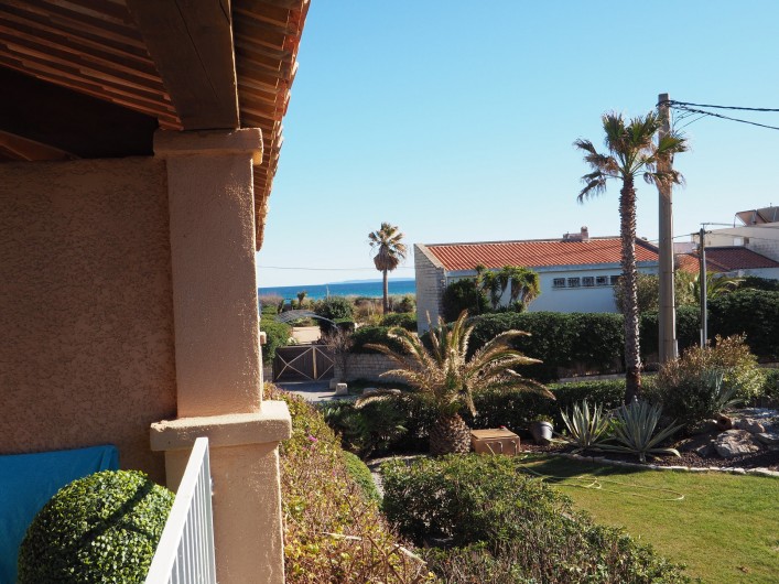 Location de vacances - Studio à Hyères - A gauche la mer...