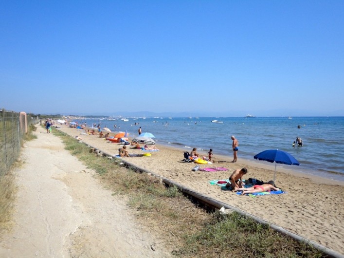 Location de vacances - Studio à Hyères - A 50m la plage de la Bergerie !