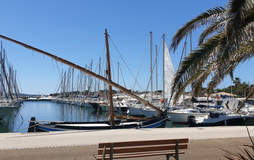 Location de vacances - Studio à Hyères - et si on continue le long de la mer...le Port de Hyères