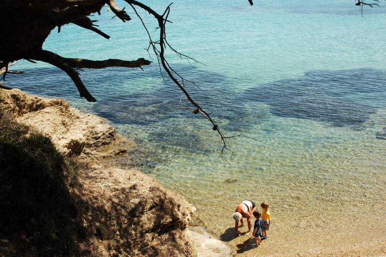 Location de vacances - Studio à Hyères - Mamie et les petits.  Copyright Hyères-Tourisme Julien Veyssade