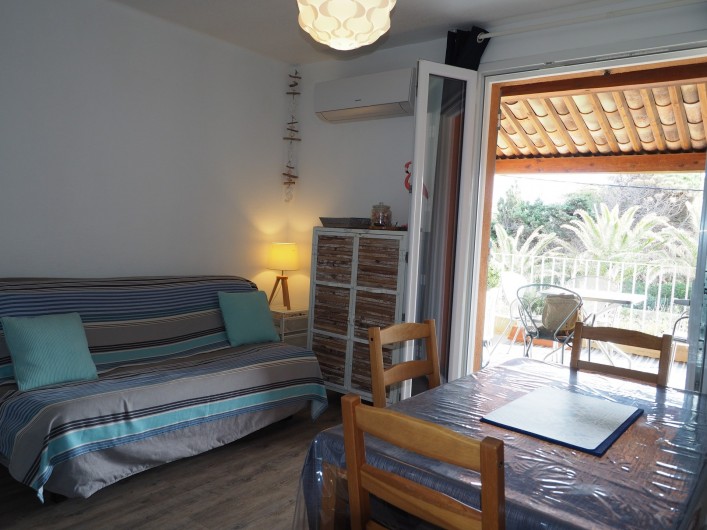 Location de vacances - Studio à Hyères - Pièce principale / grand canapé BZ, vue sur la terrasse