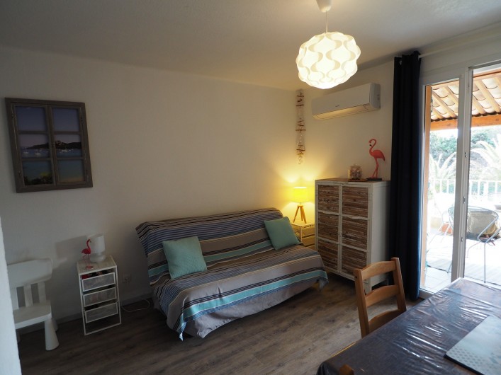 Location de vacances - Studio à Hyères - Pièce principale. Noter la climatisation en hauteur