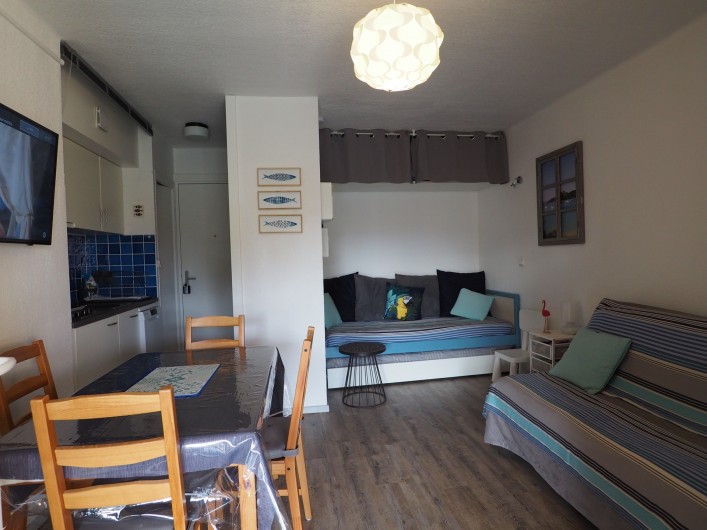 Location de vacances - Studio à Hyères - Vue sur l'entrée et la kitchenette à gauche, table repas.