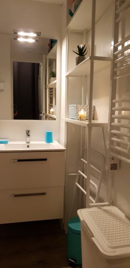 Location de vacances - Studio à Hyères - Lavabo, sèche-serviettes