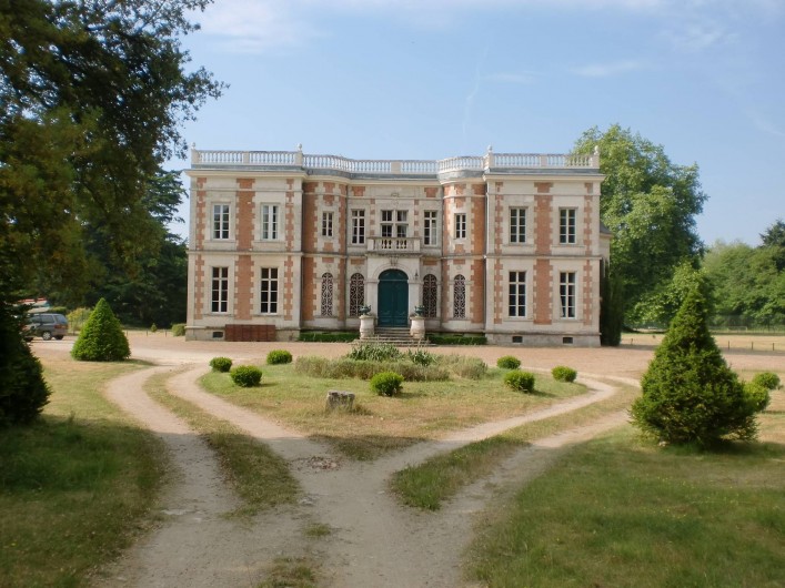 Location de vacances - Château - Manoir à Saint-Denis-de-l'Hôtel - Façade nord  arrivée