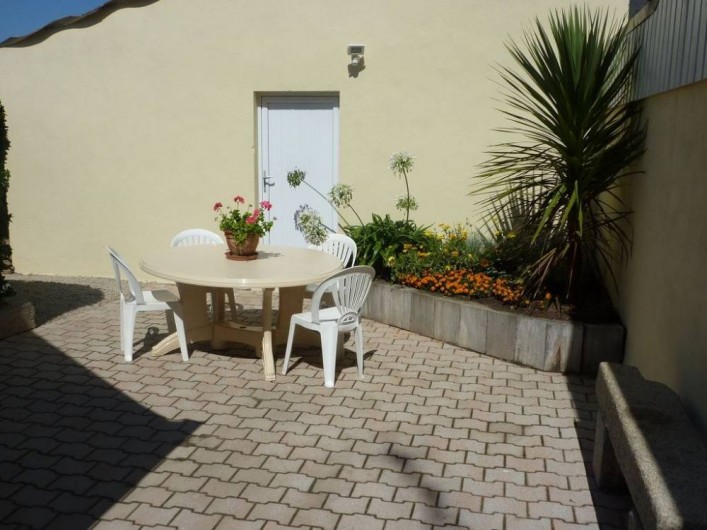 Location de vacances - Maison - Villa à Roscoff - Cour close ensoleillée avec jardinet
