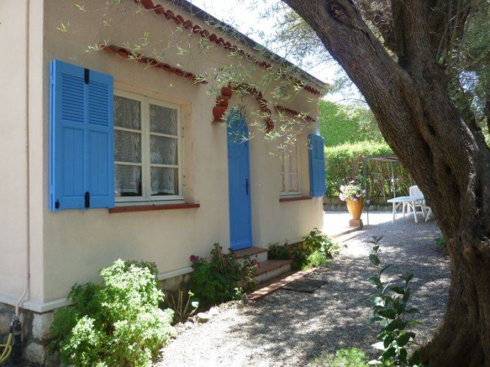 Location de vacances - Villa à Antibes - La façade principale orientée à l'ouest