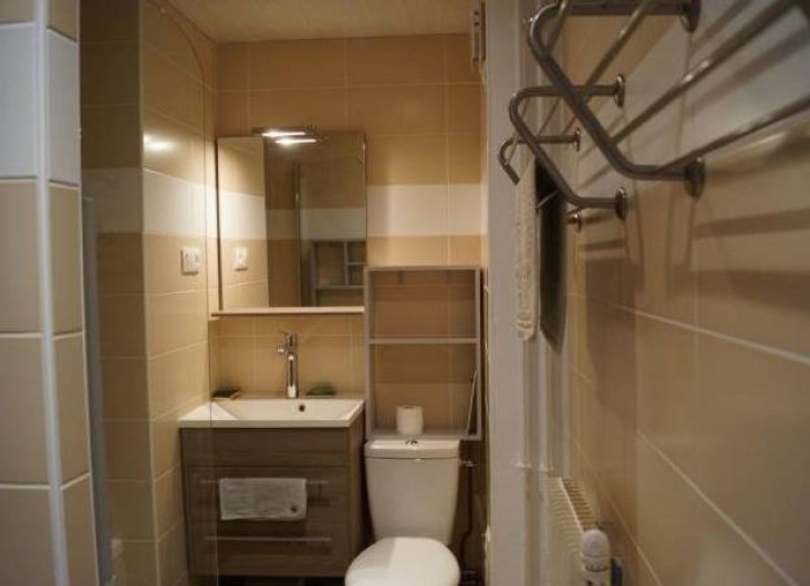 Location de vacances - Appartement à Les Angles - Salle de bains avec une cabine de douche et une baignoire avec douche