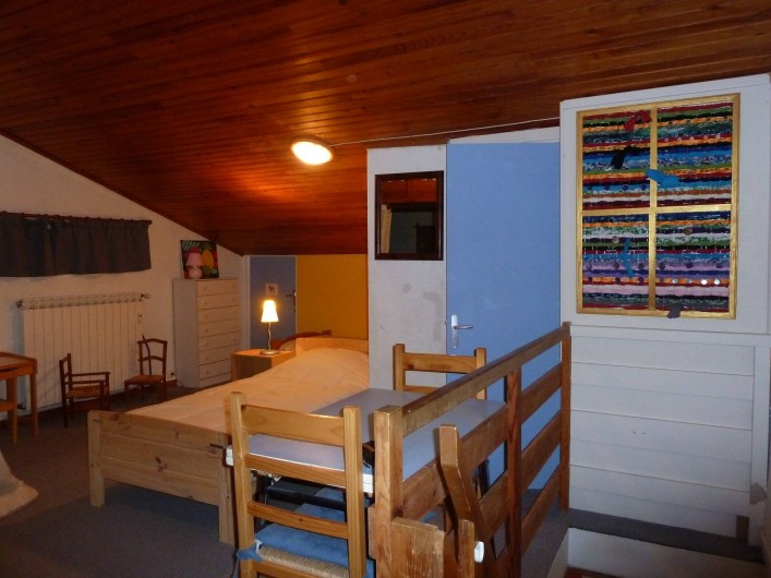 Location de vacances - Appartement à Les Angles - En haut de l'escalier, grande chambre