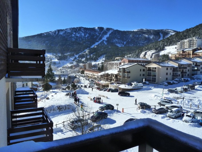 Location de vacances - Appartement à Les Angles - Vue du balcon en hiver