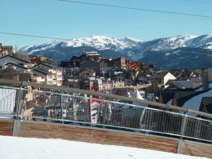 Location de vacances - Appartement à Les Angles - De la piste bamby, le village et au fond, la résidence Soleil et montagne
