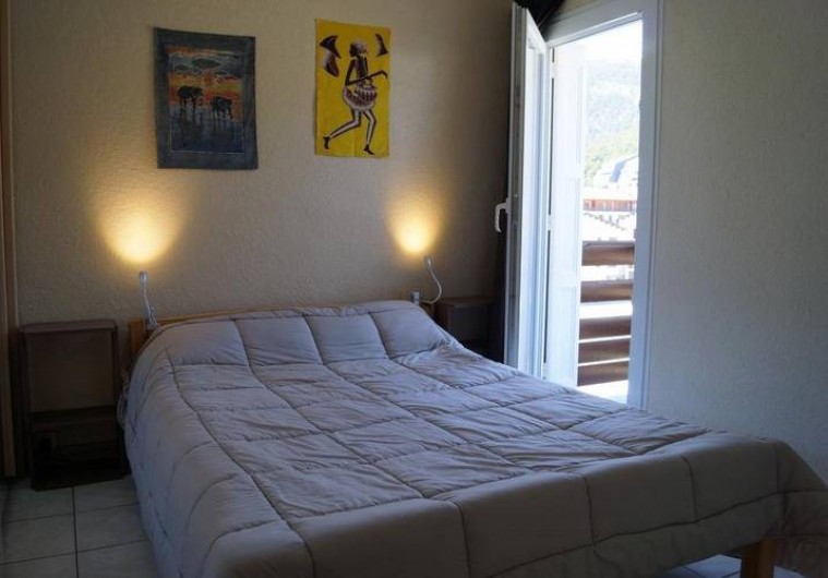 Location de vacances - Appartement à Les Angles - Chambre ouvrant sur le balcon. Grande armoire