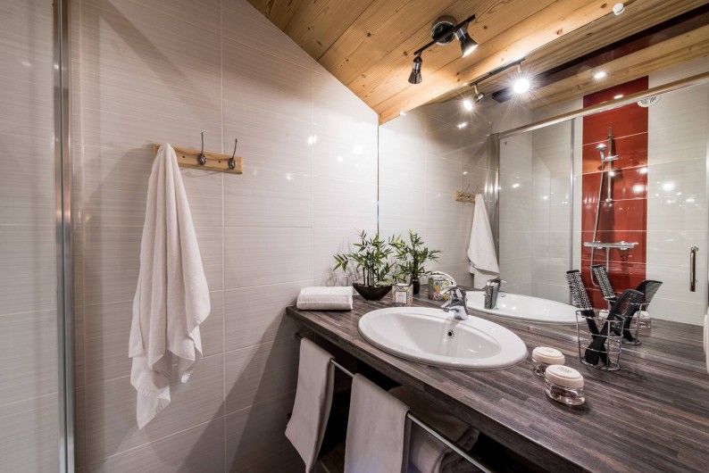 Location de vacances - Chalet à Les Menuires - Chalets-Lacuzon-cabine de douche dans chaque chambre