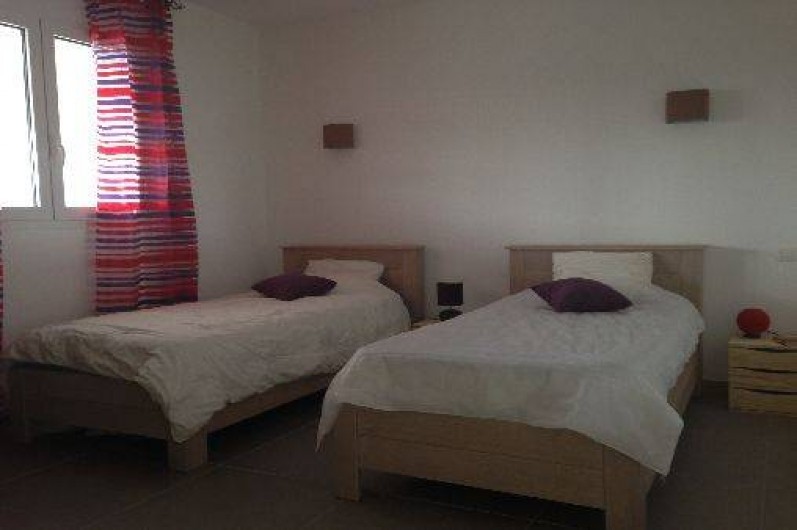 Location de vacances - Villa à Porto-Vecchio - Notre chambre n°2 avec climatisation et grande armoire