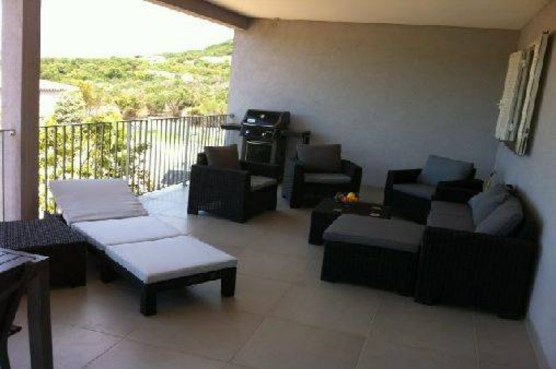 Location de vacances - Villa à Porto-Vecchio - Notre terrasse toute équipée avec barbecue Weber, canapé, transat, fauteuils