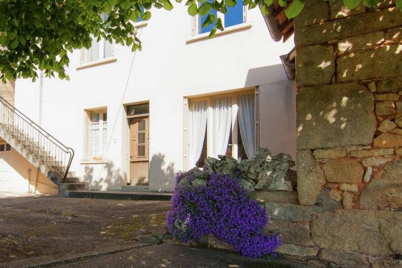 Location de vacances - Villa à Chasteaux - Cour privative