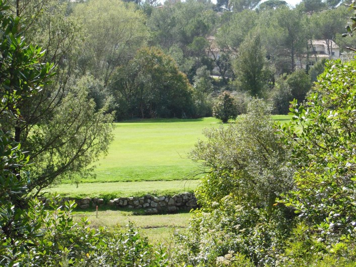 Location de vacances - Appartement à Saint-Raphaël - vue sur le golf depuis la fenêtre