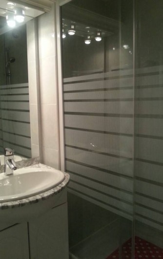 Location de vacances - Appartement à Saint-Raphaël - cabine de douche 2 places !  la photo ne rend pas bien