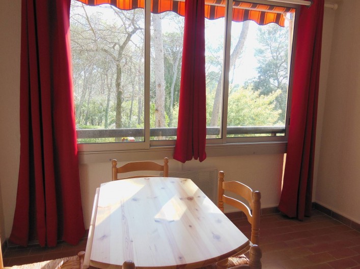Location de vacances - Appartement à Saint-Raphaël - Le coin repas de la loggia avec vue sur le parc  (Sud)