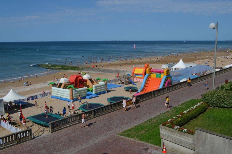 Location de vacances - Appartement à Cabourg - vue du balcon sur le club MICKEY l  'été