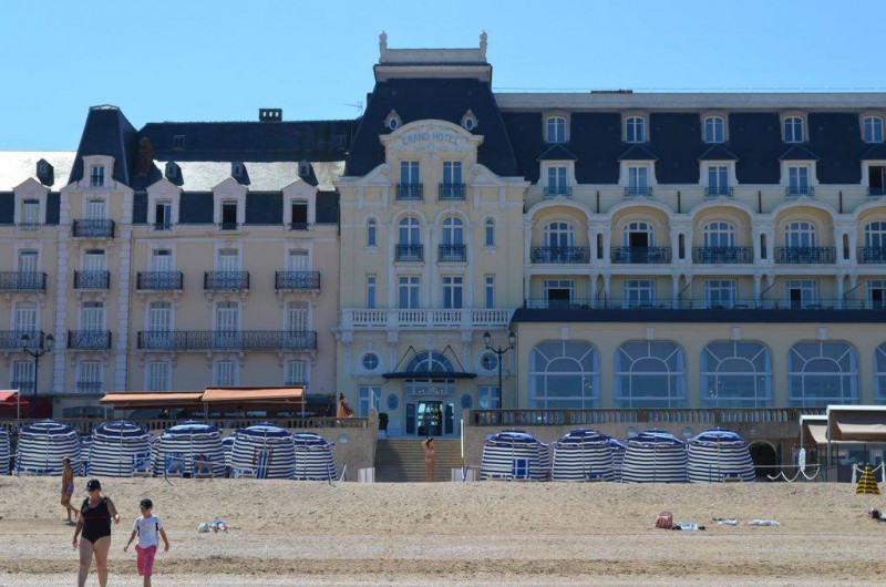 Location de vacances - Appartement à Cabourg - grand hôtel côté plage(à 5 mn de l'appartement)