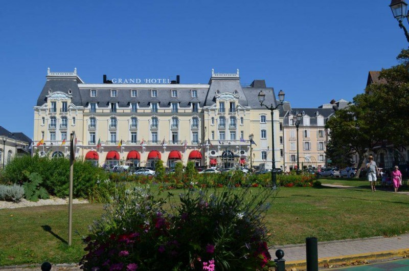Location de vacances - Appartement à Cabourg - grand hôtel côté jardin
