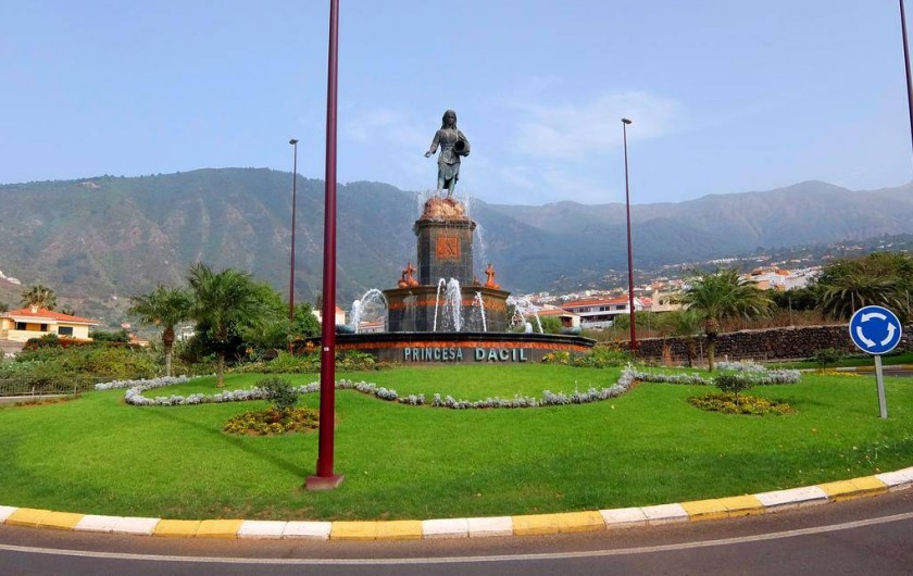 Location de vacances - Maison - Villa à La Orotava - fontaine princesse dacyl ce  trouvant au rond point avant la maison