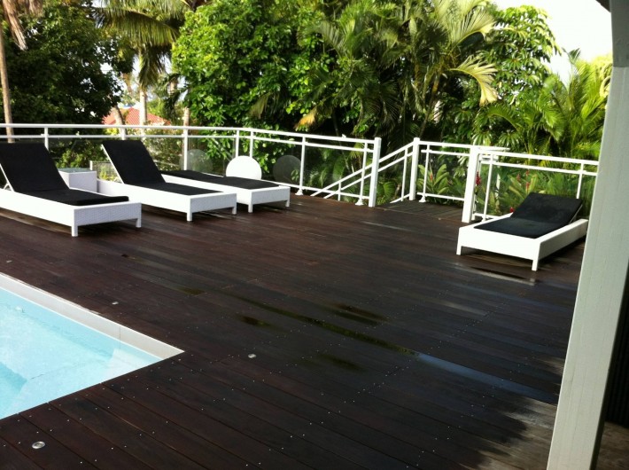 Location de vacances - Villa à Saint-François - transats terrasse decouverte