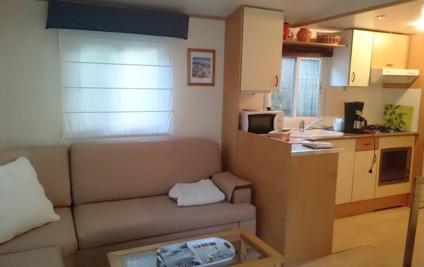 Location de vacances - Camping à Fréjus - Salon et coin cuisine