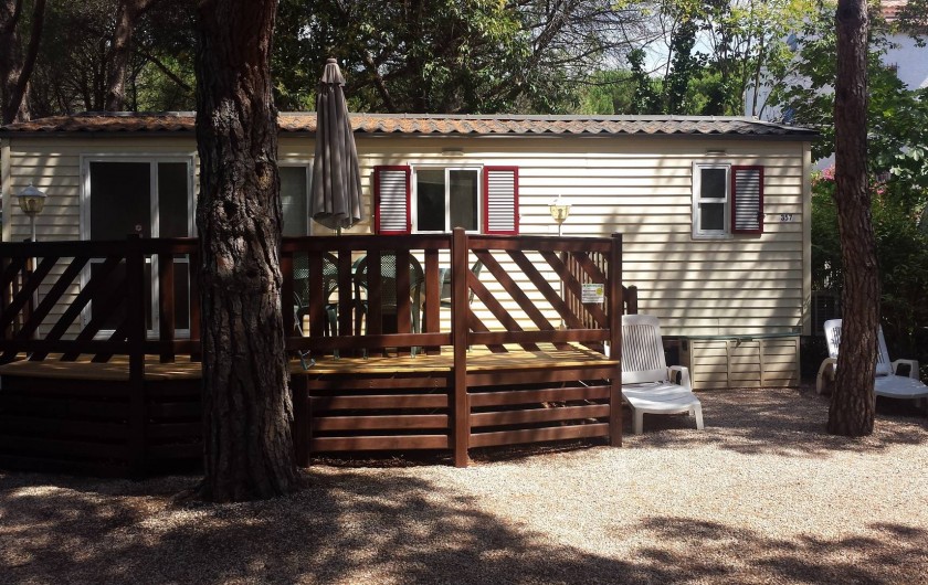 Location de vacances - Camping à Fréjus - emplacement avec mobil, terrasse, parking devant terrasse