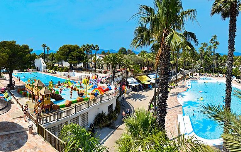 Location de vacances - Camping à Fréjus - Vue d'ensemble des bassins de La Baume