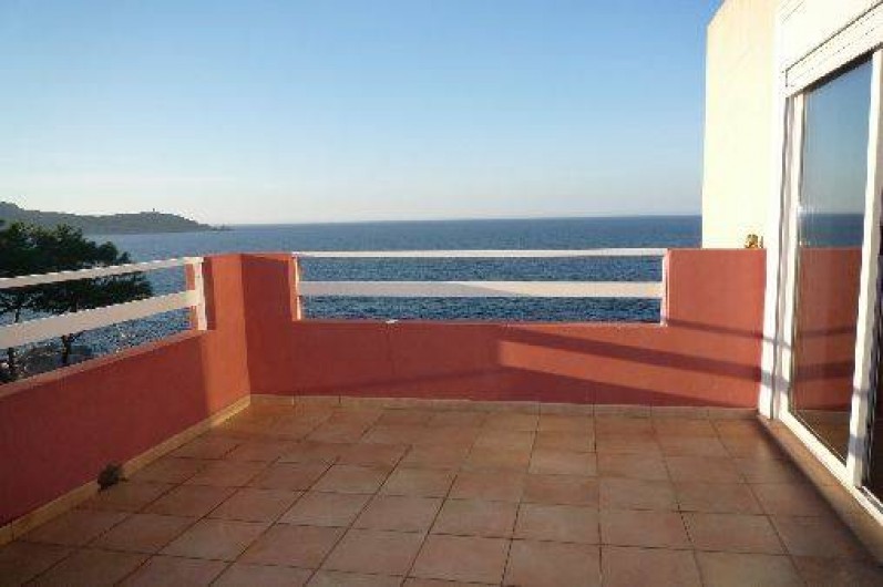 Location de vacances - Villa à Calvi - terrasse avec barbecue ,il y a un salon jardin grande table