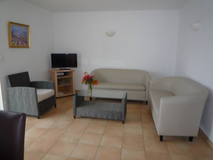 Location de vacances - Villa à Calvi - salon  surpomblant la mer juste en dessous