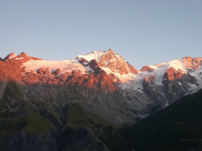 Location de vacances - Appartement à La Grave - Coucher de soleil sur la Meije, vue du salon...