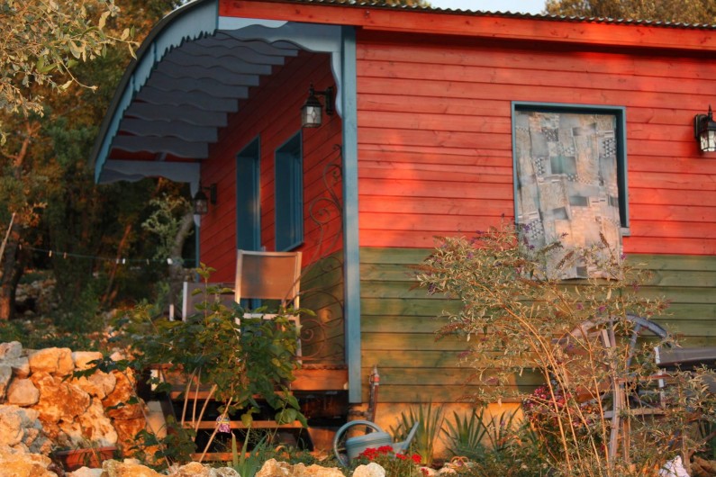 Location de vacances - Roulotte à Aniane - roulotte côté nord avec sa petite terrasse