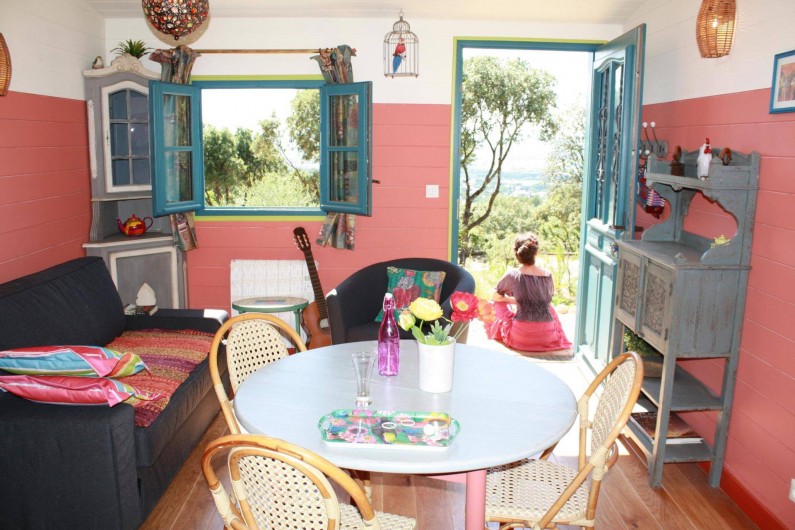 Location de vacances - Roulotte à Aniane - roulotte coin repas