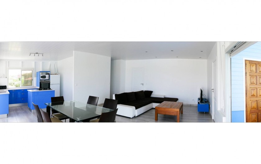 Location de vacances - Villa à Sainte-Anne - Vue d'ensemble salon/séjour/cuisine.