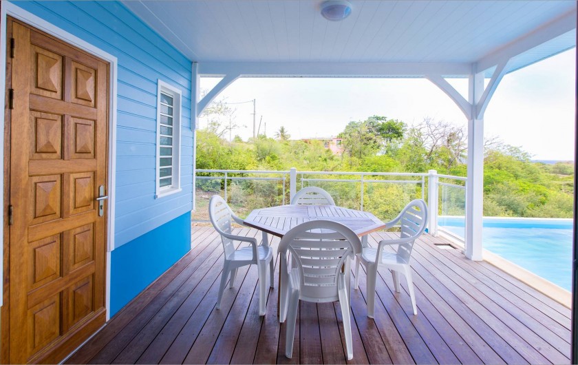 Location de vacances - Villa à Sainte-Anne - Coin repas sur la terrasse couverte.
