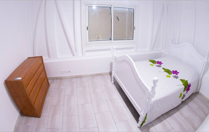 Location de vacances - Villa à Sainte-Anne - Lit 140x190 Toutes les chambres ont aussi 2 meubles de chevet avec 2 lampes.