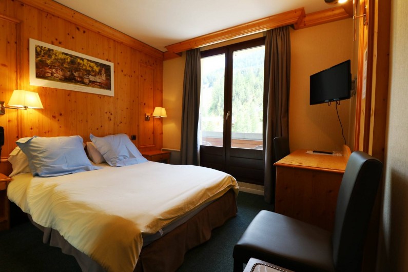 Location de vacances - Hôtel - Auberge à Lanslebourg-Mont-Cenis - L'hôtel Alpazur dispose de chambres doubles côté rue et côté rivière.