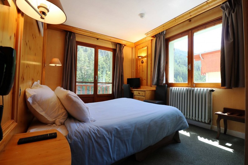 Location de vacances - Hôtel - Auberge à Lanslebourg-Mont-Cenis - Certaines chambres disposent de balcons dont certaines avec vue rivière.