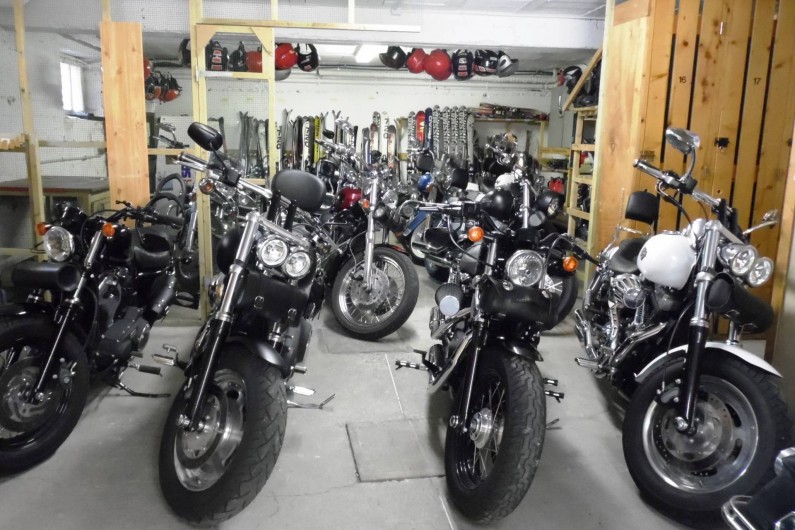 Location de vacances - Hôtel - Auberge à Lanslebourg-Mont-Cenis - Un garage pour les motos et vélos (local à skis en hier) est à disposition.
