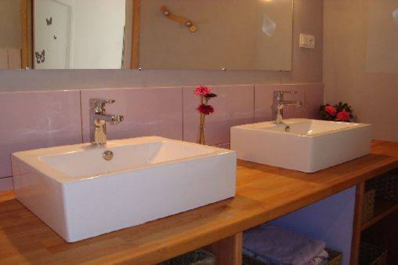 Location de vacances - Gîte à Brélès - Les vasques avec rangement dessous.